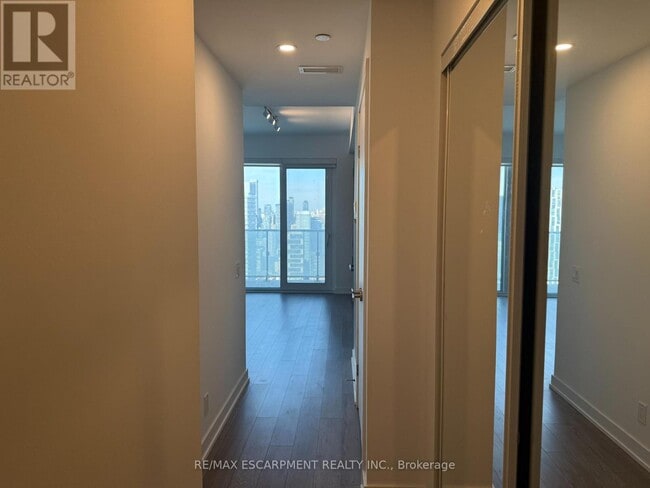 Building Photo - 88 Queen St E