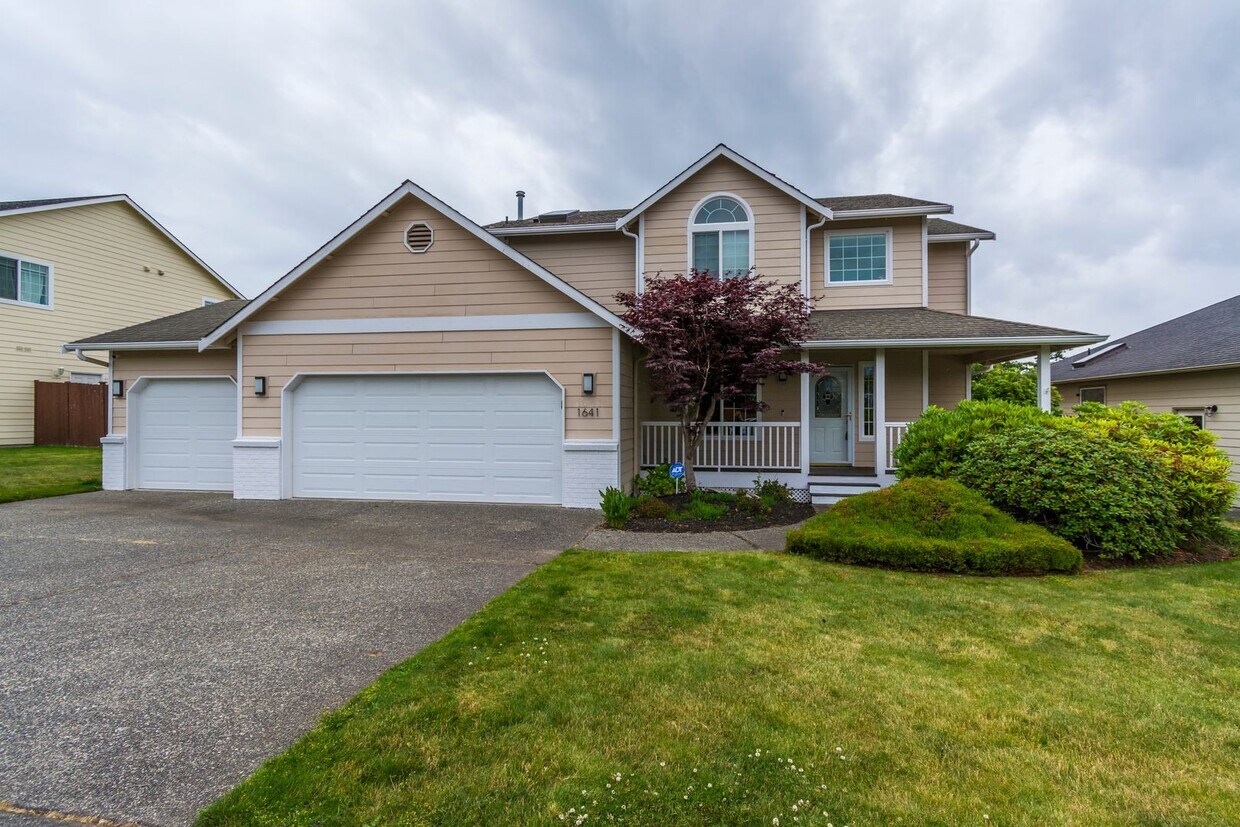Foto principal - Stunning 4 Bedroom, 2.5 Bathroom Home With...