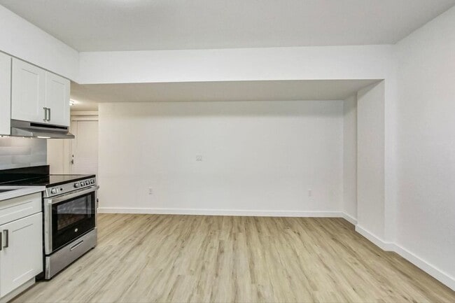Building Photo - Newly renovated apartment at Oakbrook! 2.5...