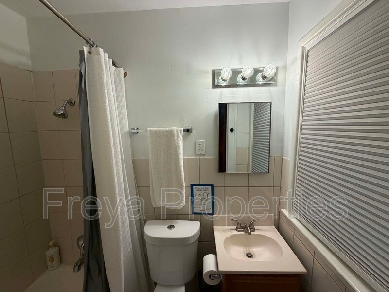 Building Photo - 1206 39th St