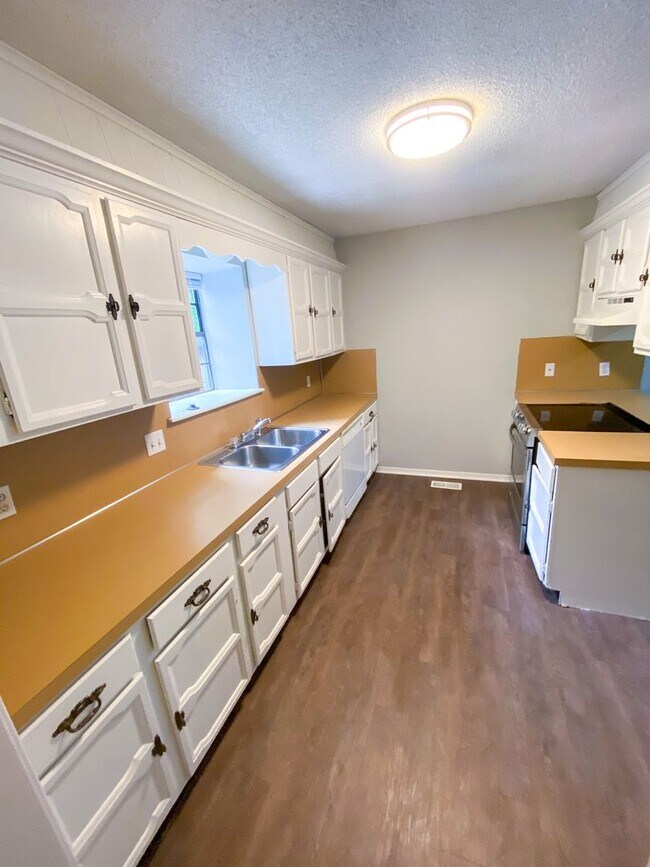 Foto del edificio - Beautiful 4 Bedroom 2 Bath