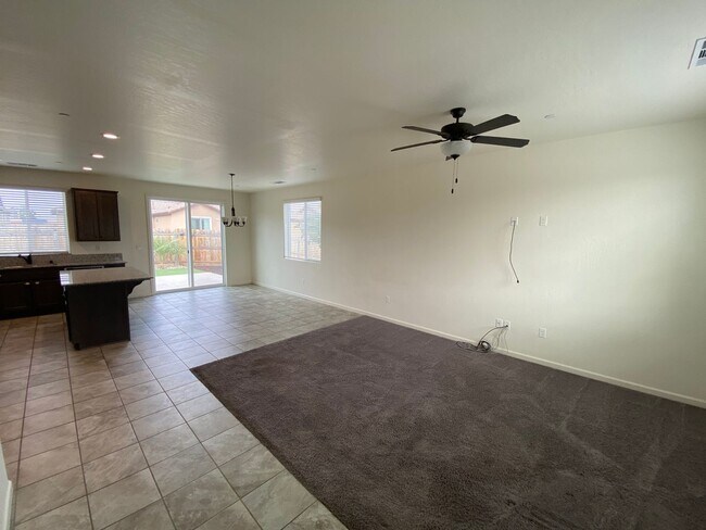 Building Photo - Solar equipped Tulare home Available Now