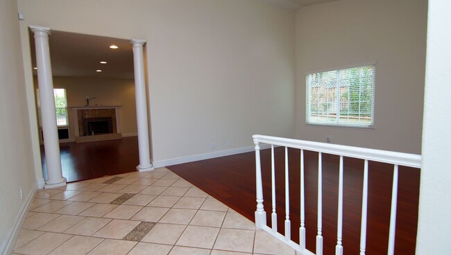 Building Photo - Beautifully Remodeled 3 Bedroom 2 Bath Hom...