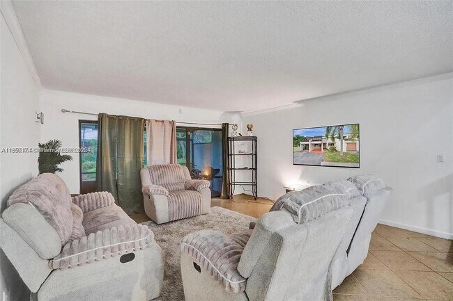 Foto del edificio - 6483 Racquet Club Dr