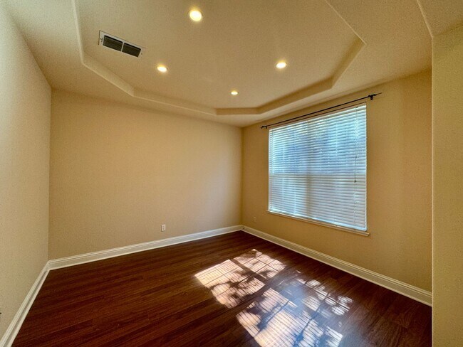 Building Photo - Beautiful Four-Bedroom Home Available in F...