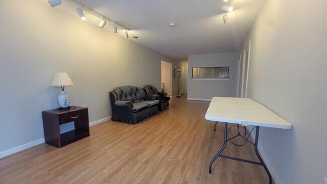 Building Photo - Fantastic three-bedroom three, three-bathr...