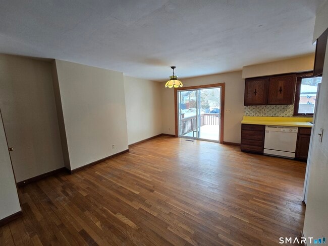 Foto del edificio - 7 Bryson Ave