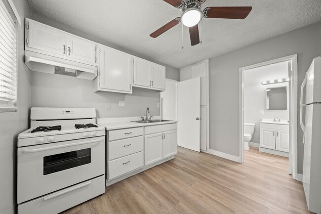 Foto del edificio - 835-845 Glenway Dr.