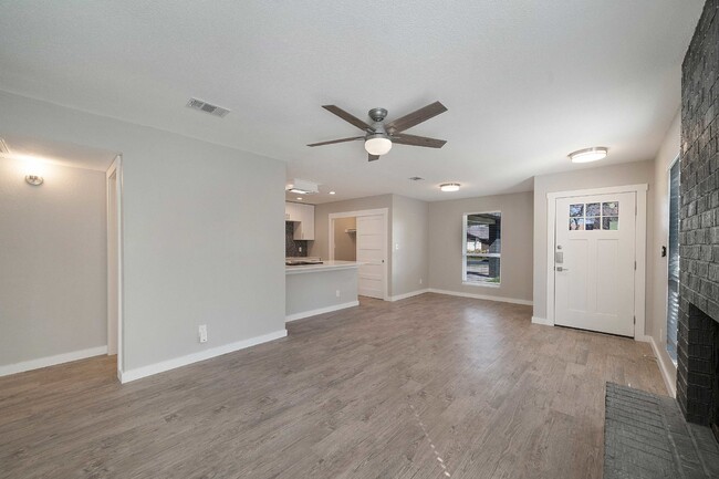 Building Photo - Modern 2 Bed, 2 Bath Multiplex in Austin, ...