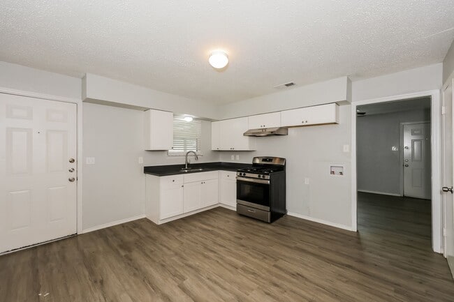 Building Photo - 2 BR/1BA | Newly Renovated Single Family Home | 1-Car Covered Parking | Gated backyard