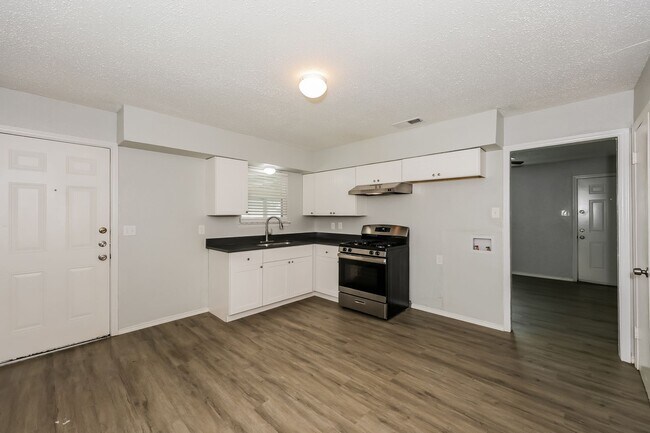 Foto del edificio - 2 BR/1BA | Newly Renovated Single Family Home | 1-Car Covered Parking | Gated backyard