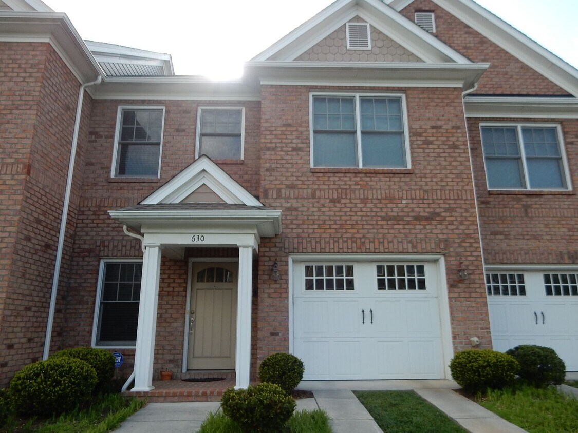 Primary Photo - Like New Townhome in Old SW! Close to Cari...