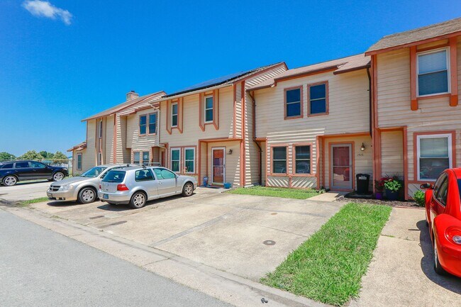 Building Photo - Gorgeous Townhouse for rent in Virginia Be...