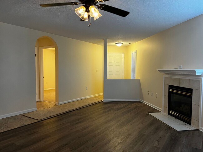 Foto del edificio - Town home located in Greenville