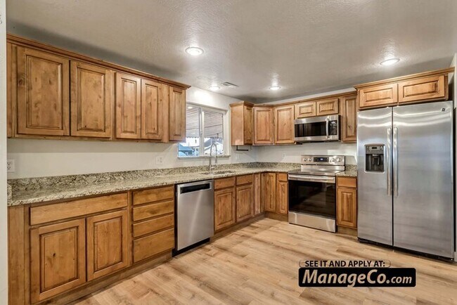 Building Photo - Remodeled 3-Bed Upstairs Residence with Ga...