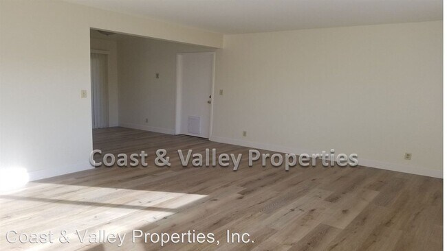 Building Photo - 422-424 Riker St
