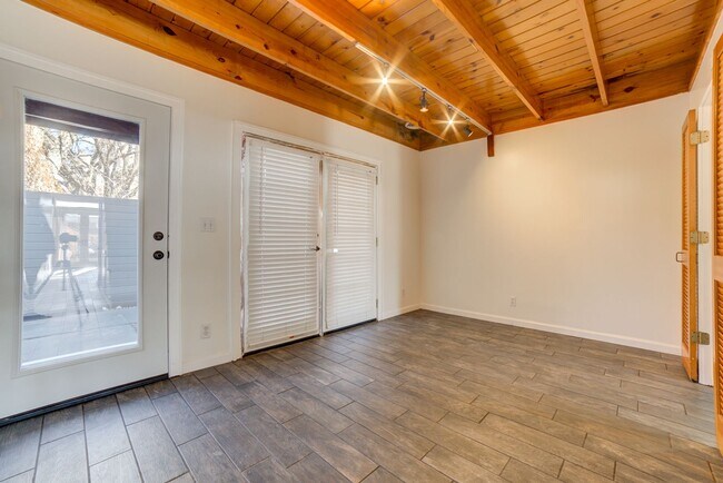 Foto del edificio - 2 Bed 2.5 Bath Right off Cherry Street!!