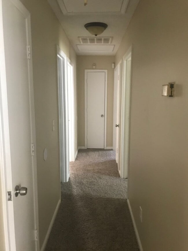 Building Photo - This beautiful 3 bedroom 1 bath home is lo...