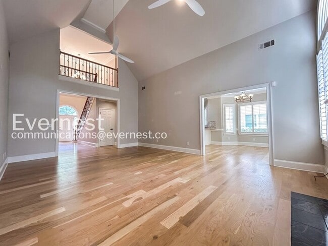 Building Photo - 5 Bed/3.5 Bath Home with Garage /Available Now!
