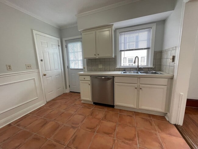 Building Photo - 25 S Onota St