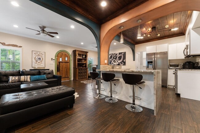 Building Photo - 626 N Palmway