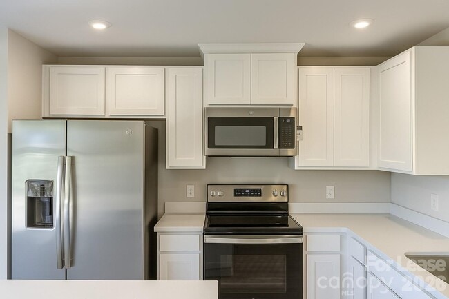 Building Photo - 8025 District Dr