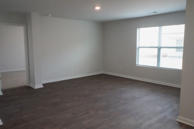Foto del edificio - Coming Available!