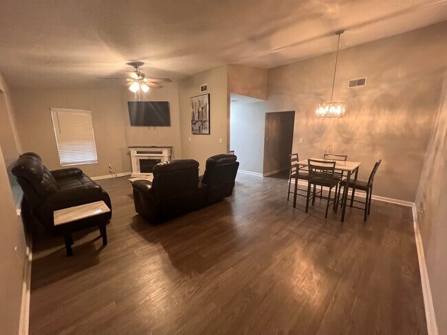 Building Photo - 2439 Wren Hollow Dr