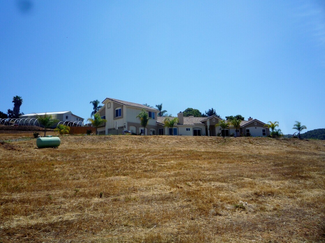 Primary Photo - Vista Home for Rent! Large Air-Conditioned...