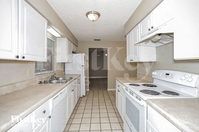 Building Photo - 7117 Brown Fox Run