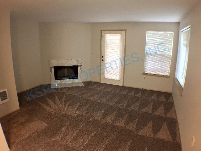 Building Photo - 2219 SE Reedway St