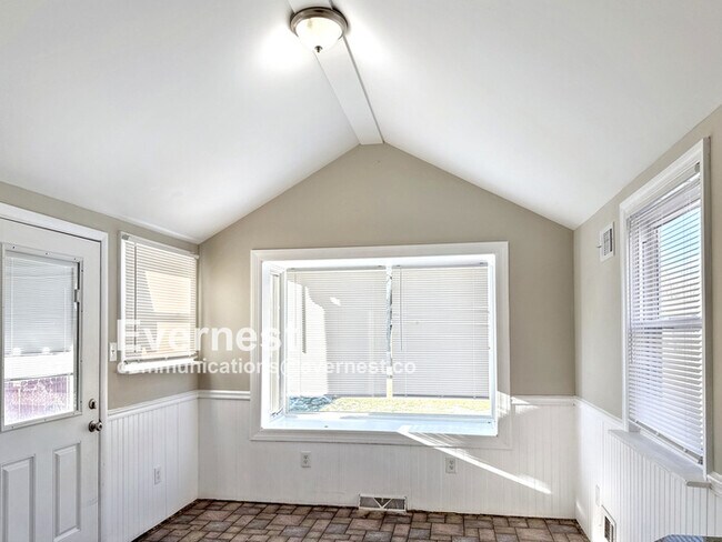 Building Photo - 3-Bedroom, 2-Bathroom Home with Modern Ame...
