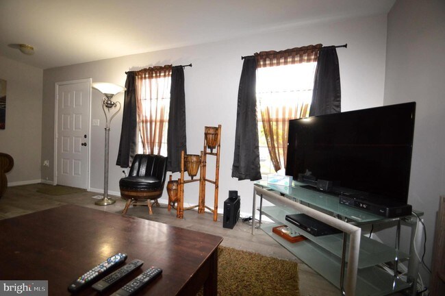 Foto del edificio - 8649 Point of Woods Dr