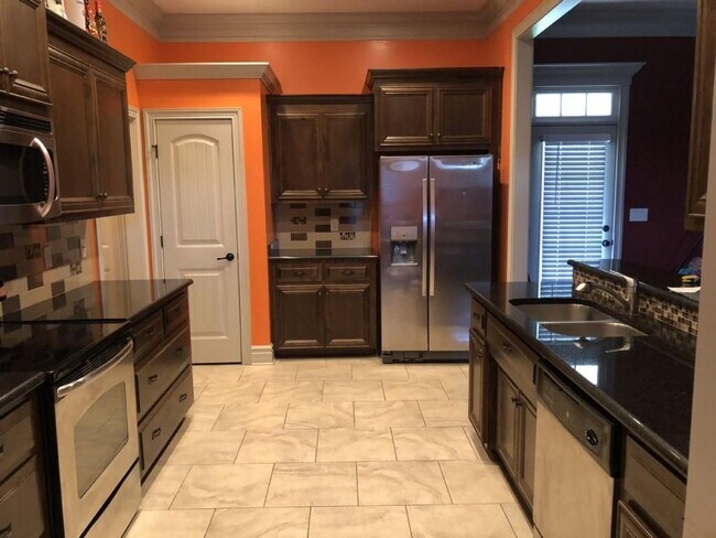 Foto del edificio - Modern Elegance in Valdosta: Spacious 4BR/...