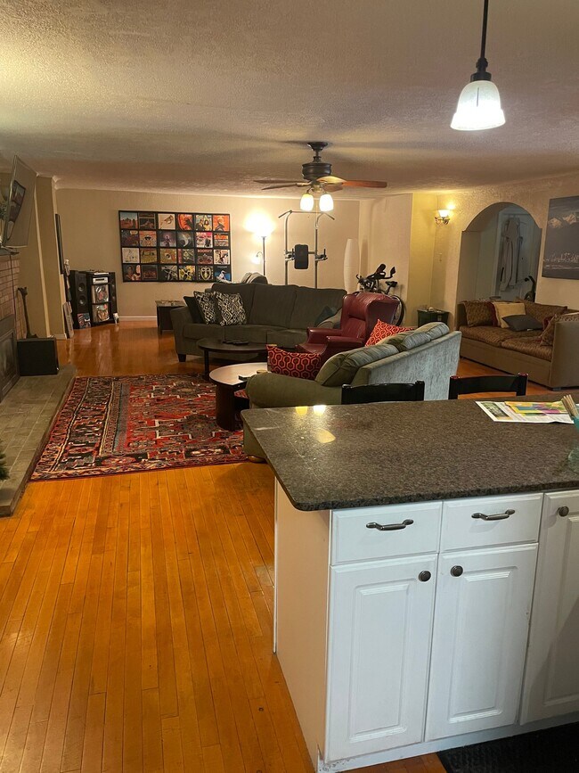 Foto del edificio - 2730 S Highland Dr