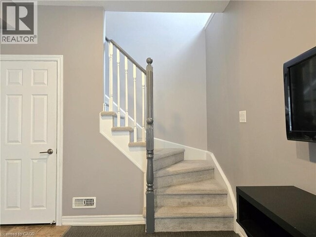 Building Photo - 96 Plains Rd E