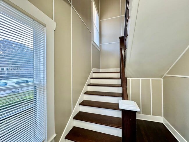Building Photo - 1-Bedroom, 1-Bath Apartment in Junius Heights