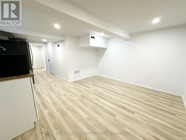 Building Photo - 233 Pelham Rd