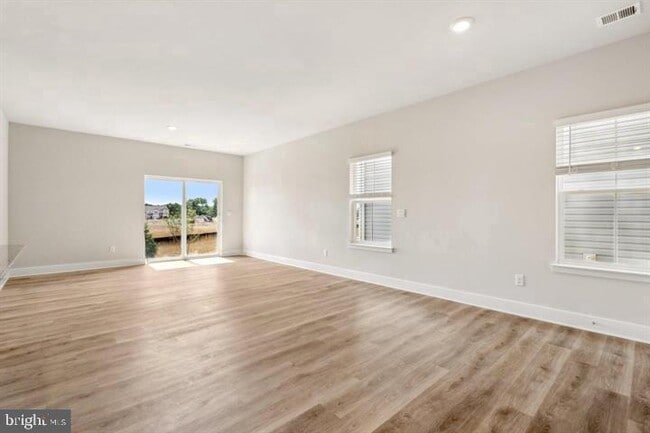 Foto del edificio - 112 Charing Cross Dr