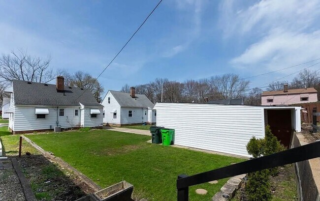 Foto del edificio - 5021 E 107th Updated 3/4 Bedroom