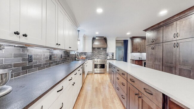 Foto del edificio - **RENOVATED COLONIAL ON OVER AN ACRE ZONED FOR WILLIAMSON COUNTY BRENTWOOD SCHOOLS**