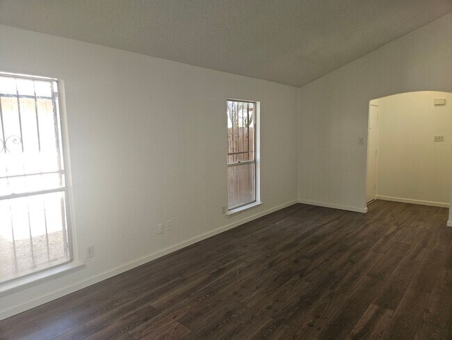 Foto del edificio - 6823 Grass Valley Dr