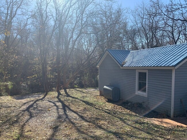 Building Photo - One Level House off Campbell Avenue