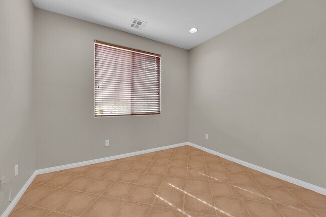 Foto del edificio - SHOWINGS AVAILABLE NOW