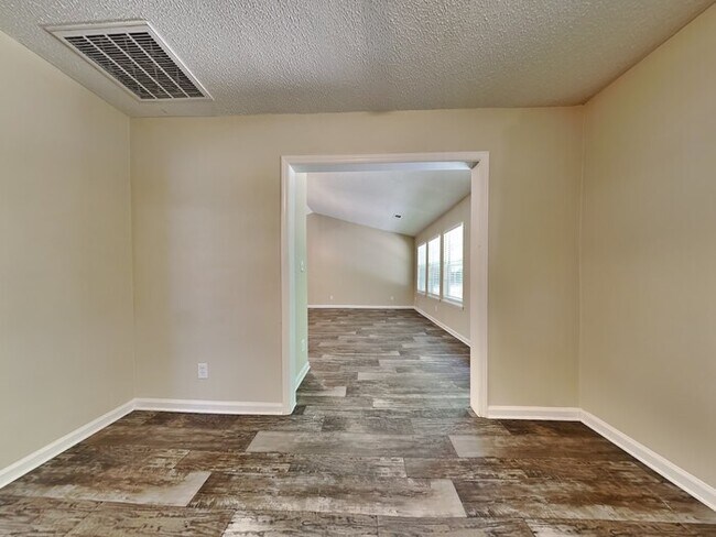 Foto del edificio - Spacious Retreat with Vaulted Ceilings & P...