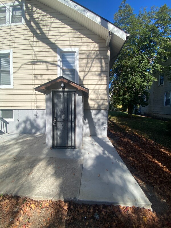 Primary Photo - 3011 Glenmore Ave