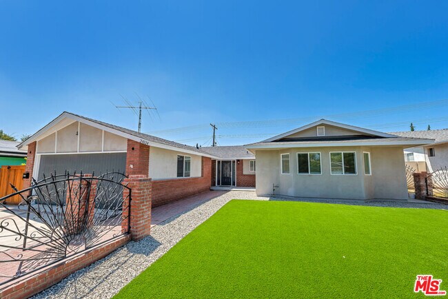 Foto del edificio - 24114 Gilmore St