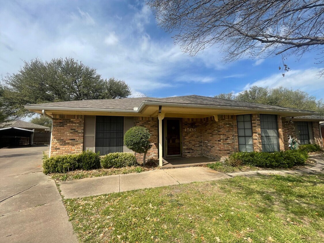 Foto principal - COMING SOON 3 BEDROOM 2.5 BATH SPACIOUS HO...