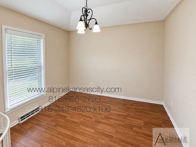 Foto del edificio - Beautiful Split Level, 5 TRUE Bedrooms!