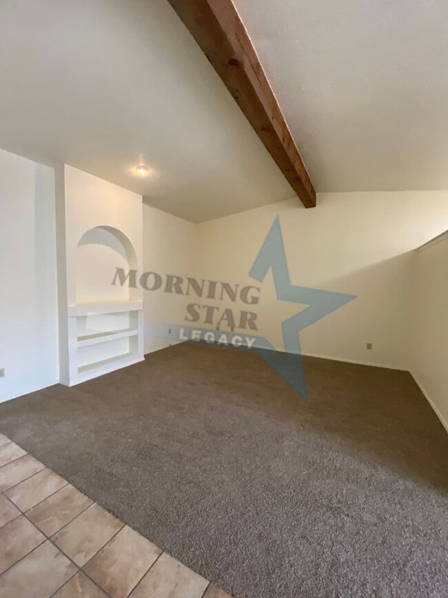 Building Photo - Updated 2 bed townhouse - Available Now!